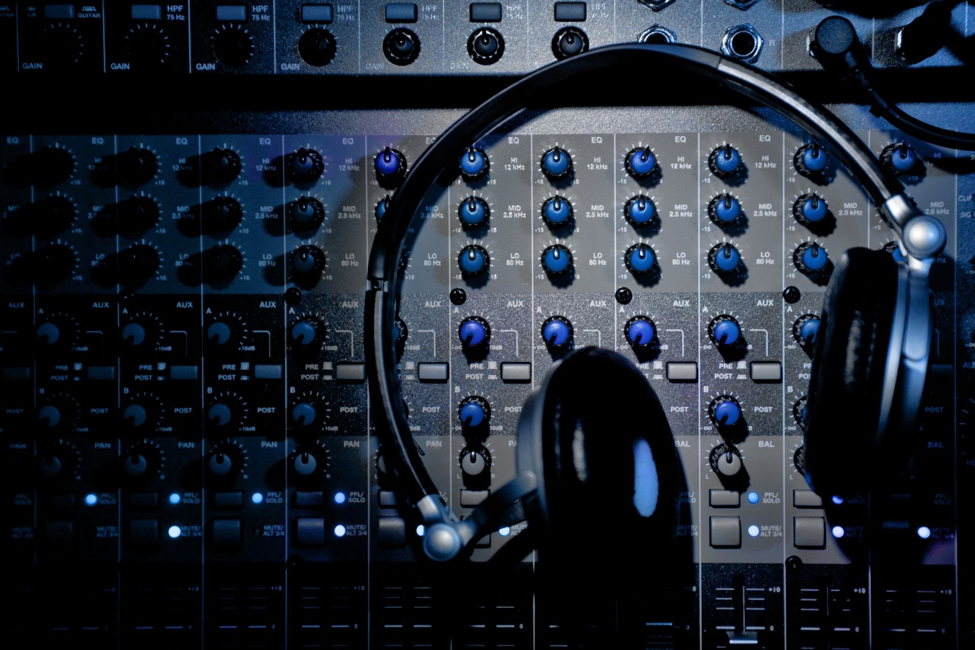 Can patchbays help in signal routing and organization in a live sound environment?