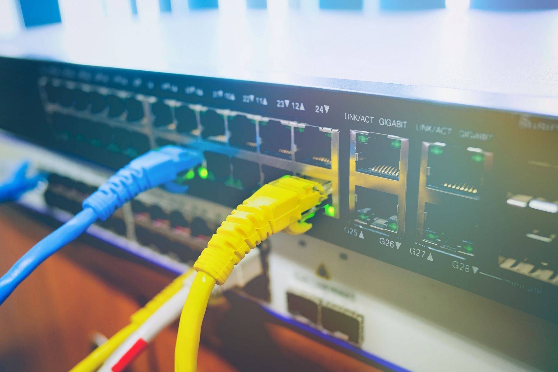 What are the advantages of using fusion splicing for fiber optic connections?