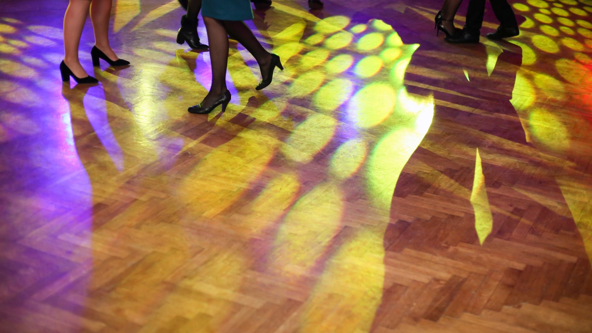 Is it possible to customize the size and shape of the dance floor by adding or removing panels?