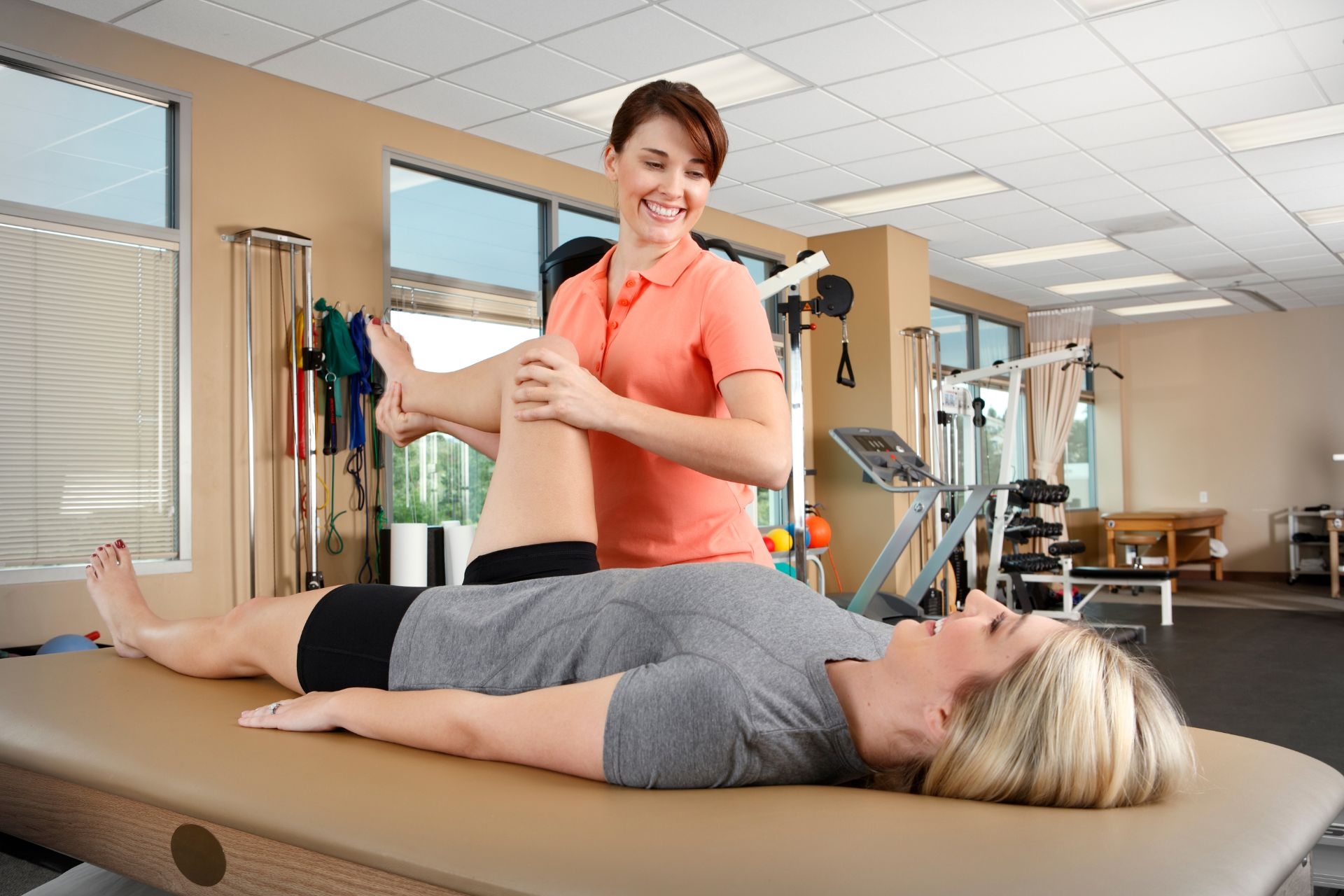 How does biofeedback therapy assist in improving muscle relaxation and reducing tension?