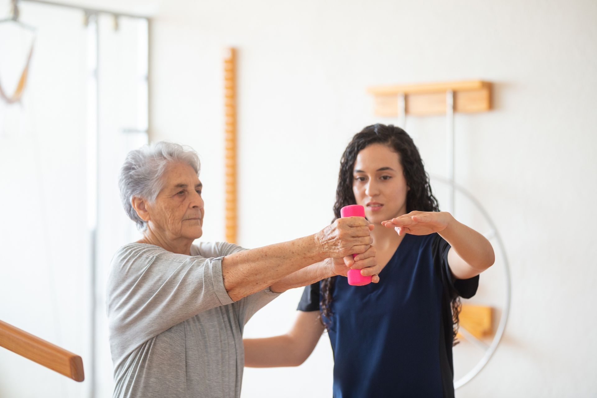 Are there different types of hydrotherapy techniques for specific conditions, such as arthritis or fibromyalgia?