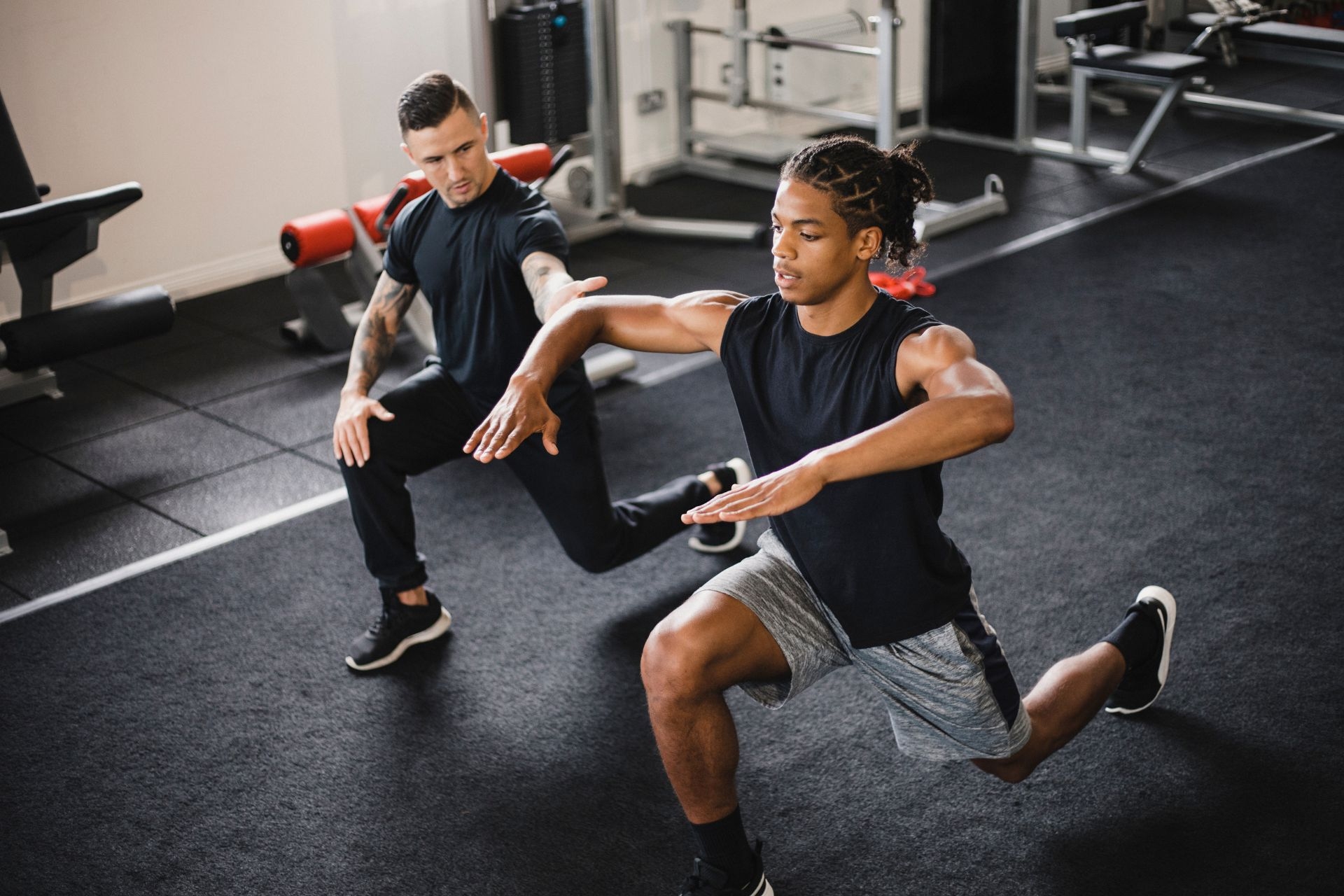 Are there specific exercises or techniques that are more effective when using a cardio kickboxing bag with a suspension system?