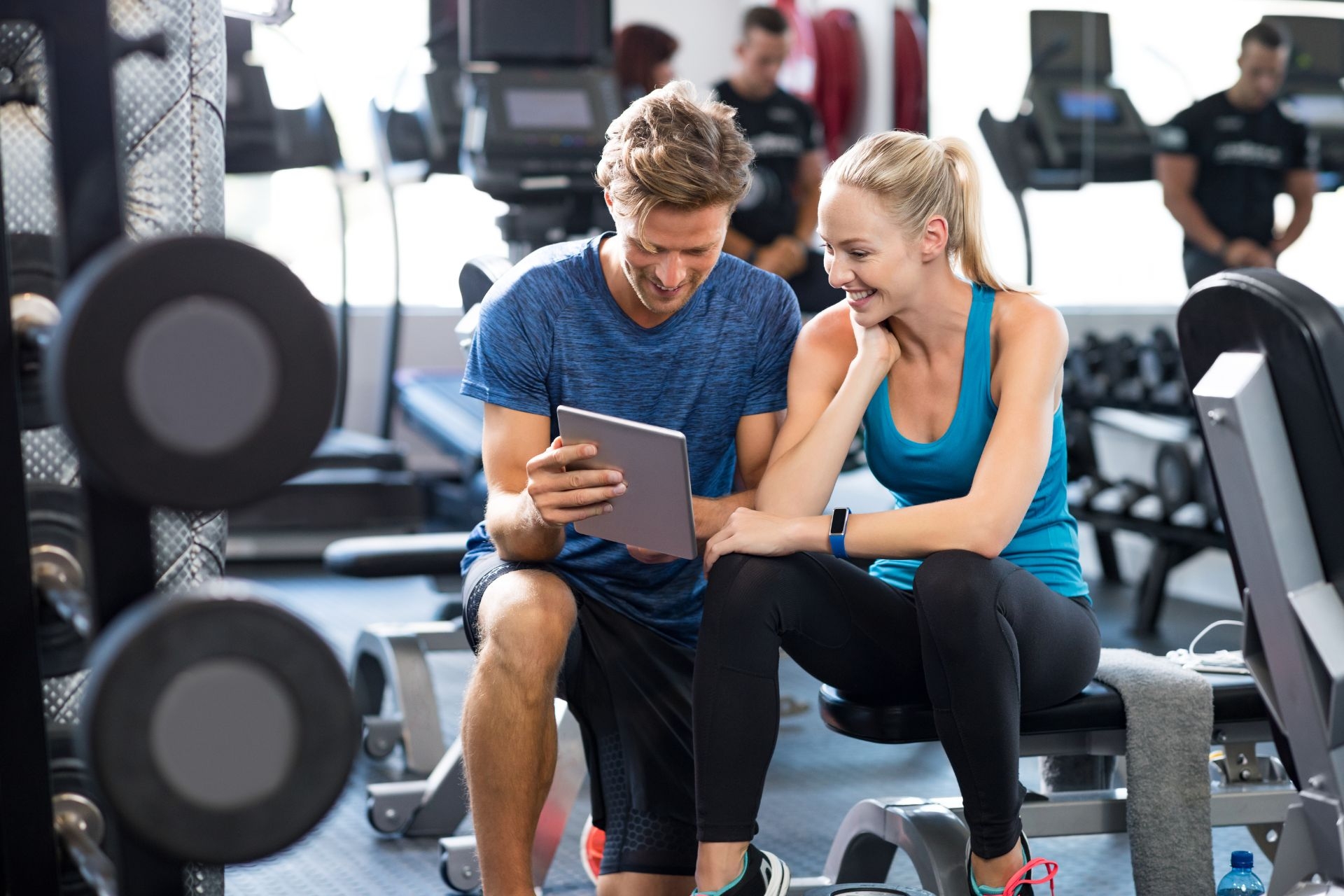 How does the resistance level in a stair climber affect the step mechanism?